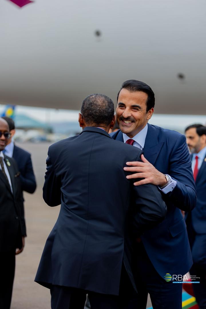 RADIOSALUS1's tweet image. Umuyobozi w’Ikirenga wa Qatar, Sheikh Tamim bin Hamad Al-Thani, yageze mu Rwanda kuri uyu wa Kane, aho yatangiye uruzinduko rw’akazi.
Yakiriwe na Perezida Kagame, ku Kibuga Mpuzamahanga cy’Indege cya Kigali, i Kanombe. #SalusAmakuru