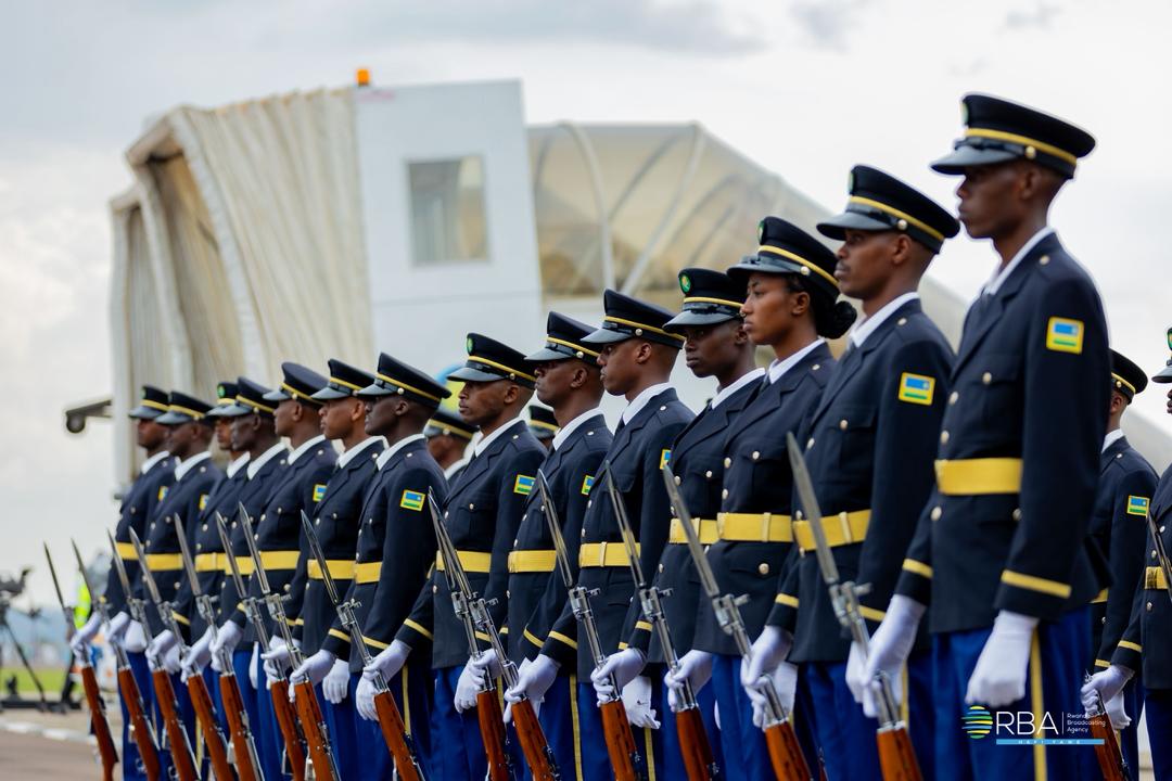 RADIOSALUS1's tweet image. Umuyobozi w’Ikirenga wa Qatar, Sheikh Tamim bin Hamad Al-Thani, yageze mu Rwanda kuri uyu wa Kane, aho yatangiye uruzinduko rw’akazi.
Yakiriwe na Perezida Kagame, ku Kibuga Mpuzamahanga cy’Indege cya Kigali, i Kanombe. #SalusAmakuru