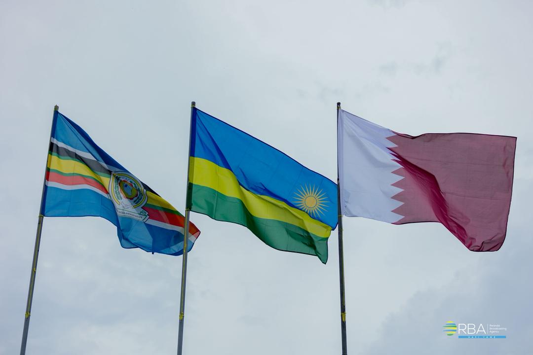 RADIOSALUS1's tweet image. Umuyobozi w’Ikirenga wa Qatar, Sheikh Tamim bin Hamad Al-Thani, yageze mu Rwanda kuri uyu wa Kane, aho yatangiye uruzinduko rw’akazi.
Yakiriwe na Perezida Kagame, ku Kibuga Mpuzamahanga cy’Indege cya Kigali, i Kanombe. #SalusAmakuru