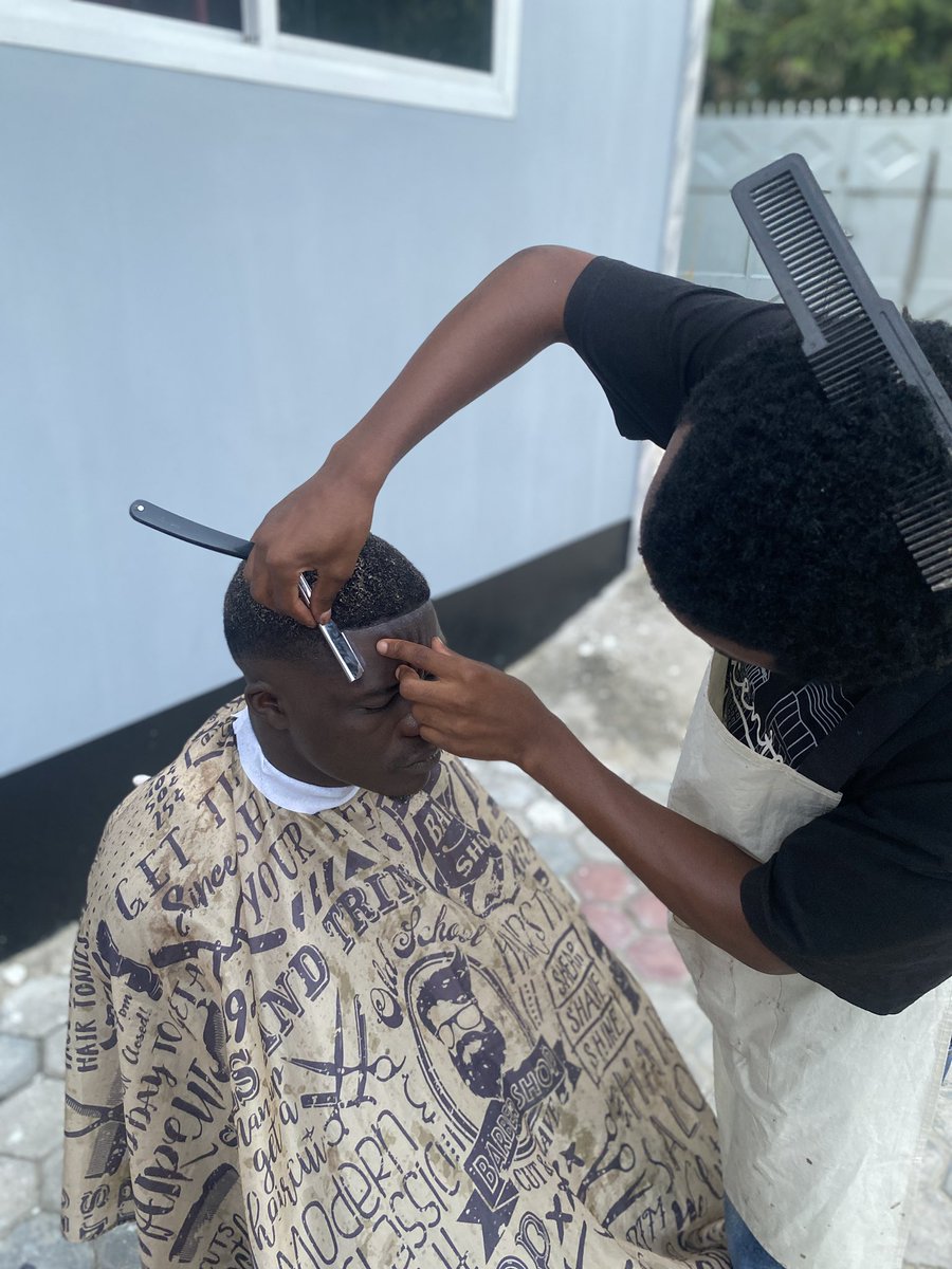 CutsByJason's tweet photo. Mwanaume asie na deni ni mwizi😂

🏠home service

📍Gaza-temboni

☎️ 0625453355

#cleancutsalways https://t.co/jk6cMThlI4