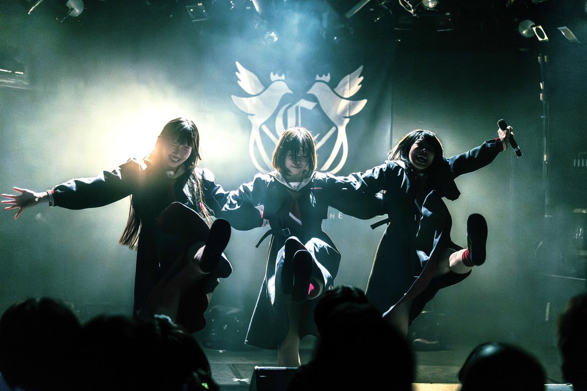 ~わたし達のこと~

左から
<a href="/CHICKEBLO_RUKO/">るこちゃんチキブロ5年生</a> (髪が長い三女)
<a href="/CHICKEBLO_ASSA/">風花あっさ(チキブロ)</a>  (ボブ眼鏡次女)
<a href="/CHICKEBLO_MIKAN/">チキブロの明里みかん</a>  (すごい笑う長女)

東京拠点。活動5年目。
臆病弱虫が音楽やライブの中で物凄いエネルギーを放出しています。これを弱虫の一撃と呼びます。

出会いたいと思っています。あなたに!