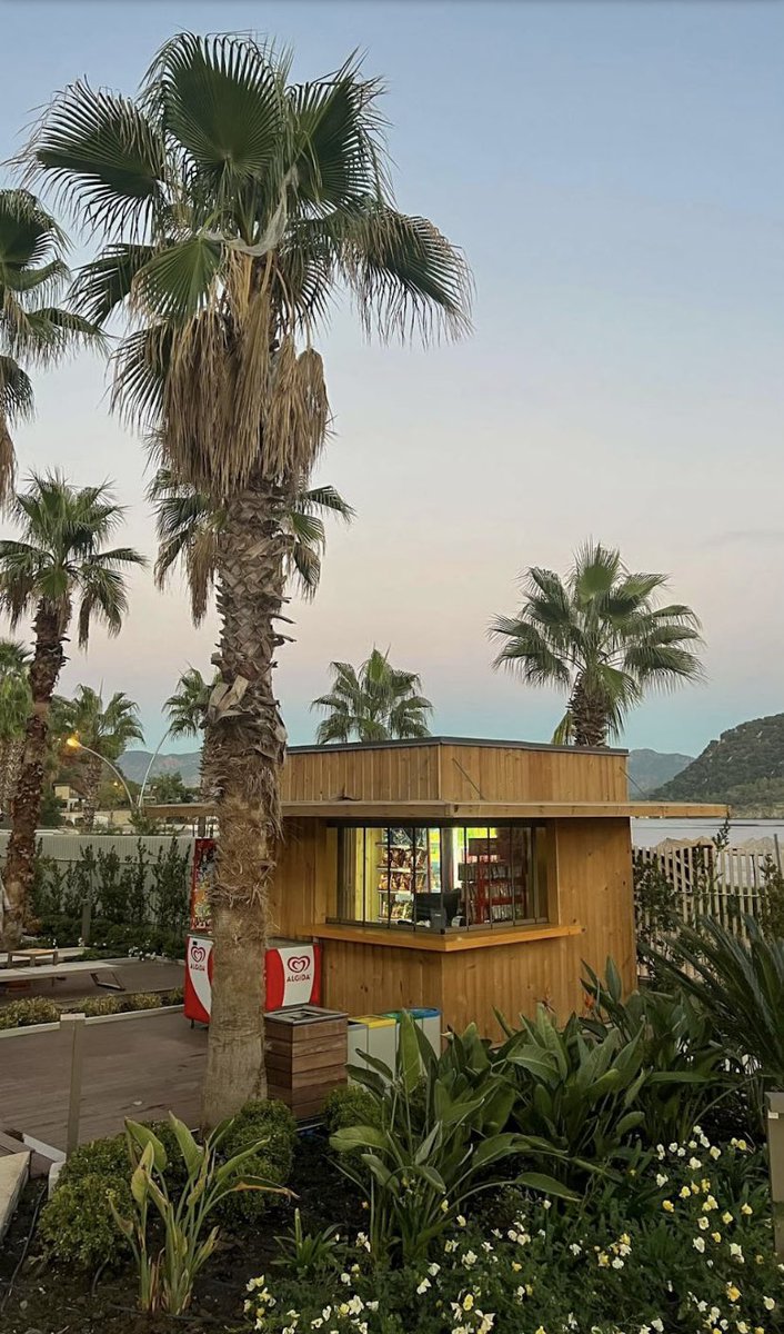 Marmaris’te bulunan bir turizm tesisinin, ahşap cephe ve gölgeleme strüktürleri, güneş kırıcı panelleri, korkulukları, dış cephe tavan lambrileri, restoran çatı kanopi strüktürü, kiosk strüktürleri, pergolaları, zemin ve yürüyüş yolları bambudeck uygulamalarını tamamladık .