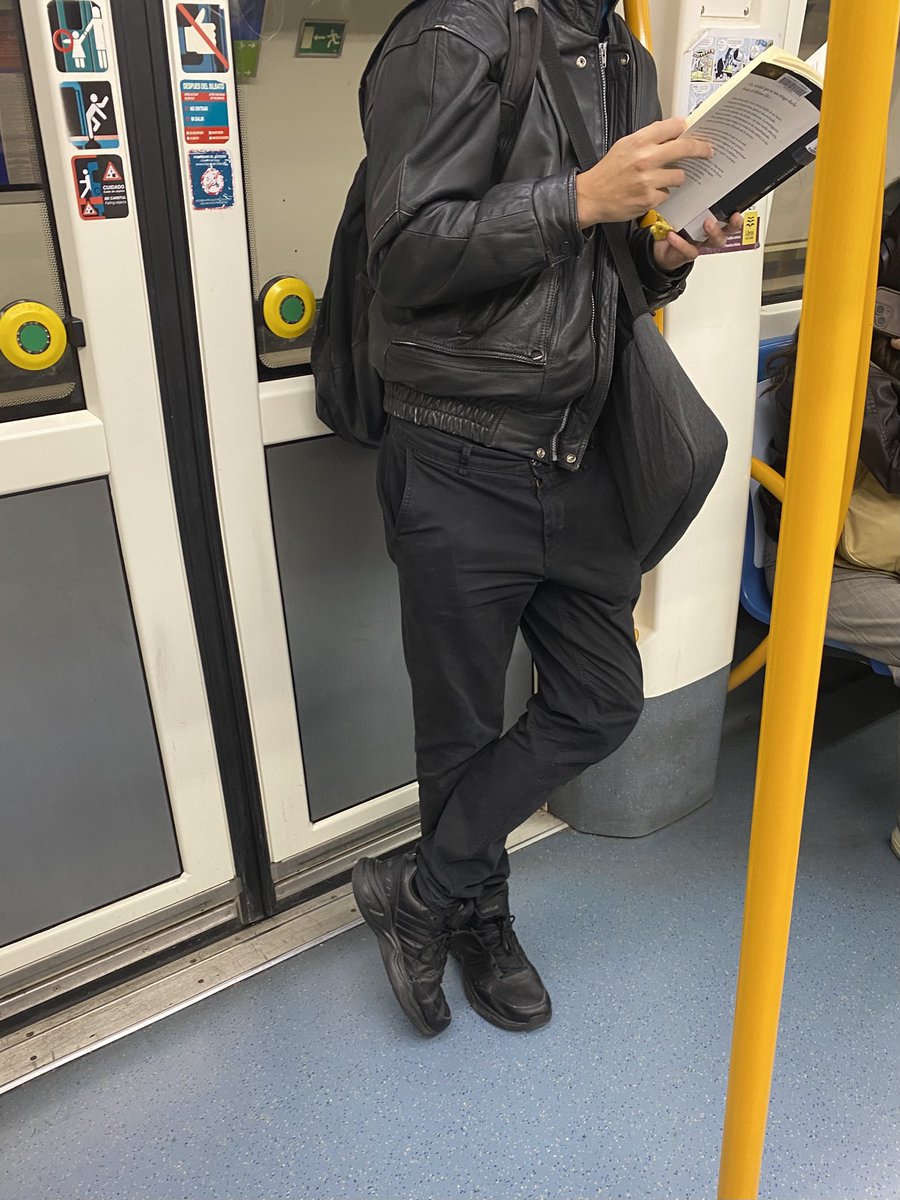 LibroToRide's tweet image. Catedrales (2020) de Claudia Piñeiro en @AlfaguaraES una adolescente aparece quemada y descuartizada en un descampado. Treinta años después, el crimen sigue sin aclararse y su familia y entorno se han desmoronado.
#LiteraturePosts #leer #libros #metro #lectores