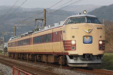 ED42_Deluxe's tweet image. 国鉄色のにちりんかぁ...
3両!?