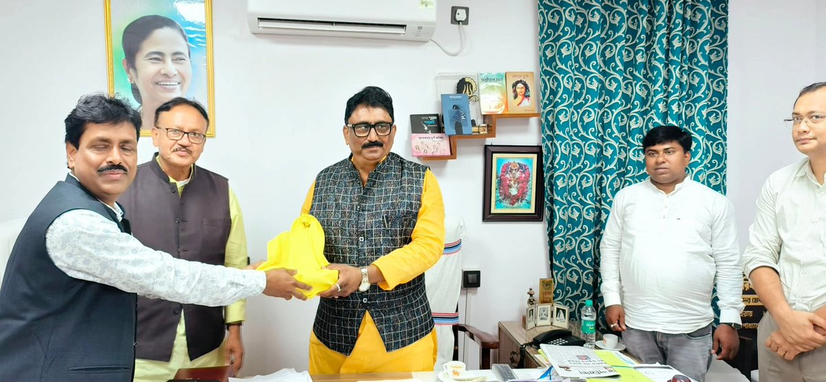 SubirAITC's tweet photo. জেলা পরিষদে বন ও ভূমি দপ্তরের স্থায়ী সমিতির সভায়। 
   হুগলি এবং হাওড়া জেলার নতুন দায়িত্বপ্রাপ্ত ডিস্ট্রিক্ট ফরেস্ট অফিসার মাননীয় সুজিত দাস আমাদের সাথে আমার কক্ষে সৌজন্যমূলক সাক্ষাৎ করলেন।
@AITCofficial https://t.co/xcax8nrOmr