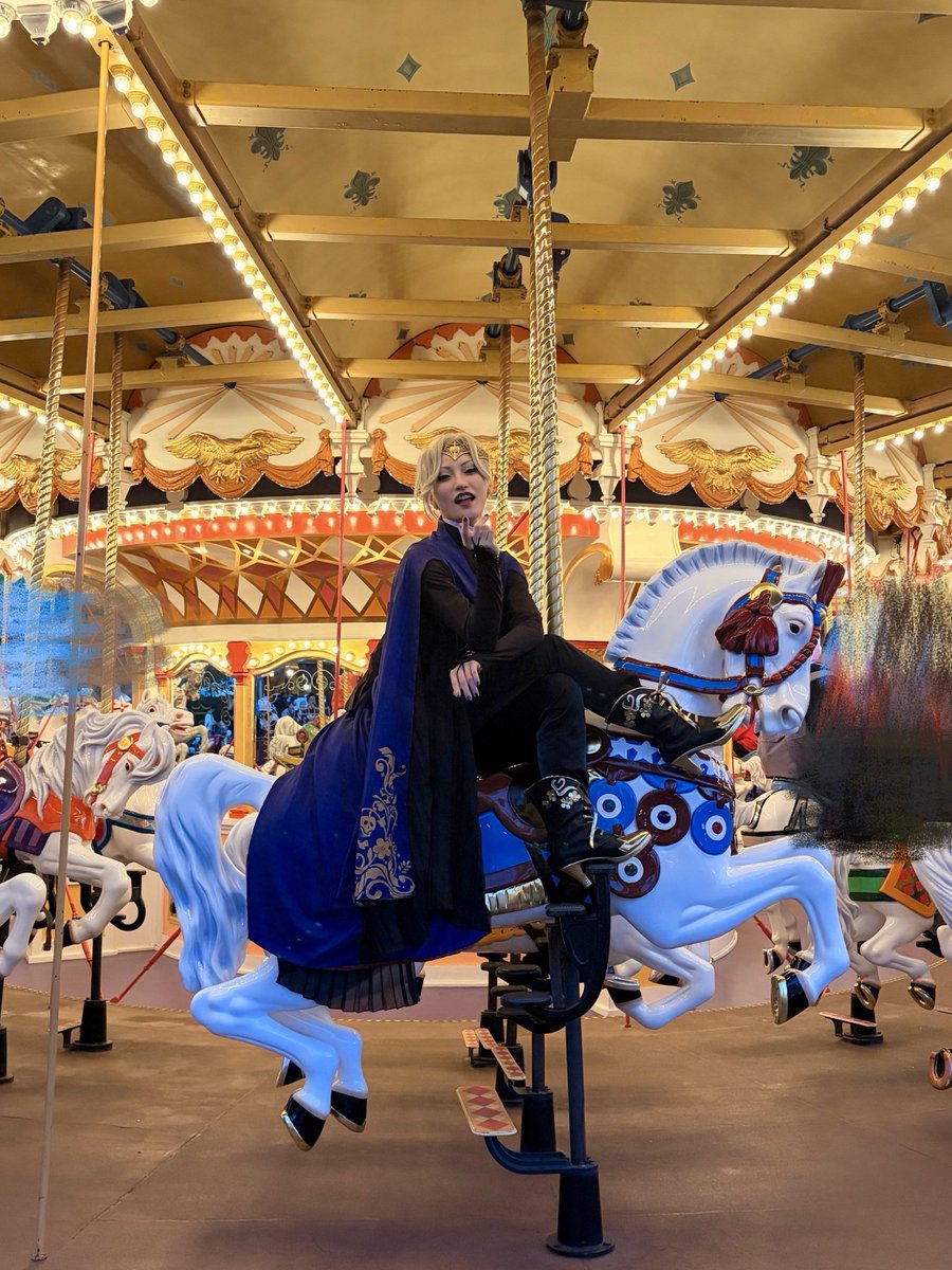 10/28🏰ツイステ 寮服ヴィル

実はまたカルーセル楽しんでた✌️😊
しかもこの日は2回乗った✌️😊
この写真の時はみんな乗り終わるまで結構時間あって、友達が外からいっぱい写真撮ってくれた🙌✨

#Dハロ仮装2025 #Dハロ仮装 #Dハロツイステ仮装