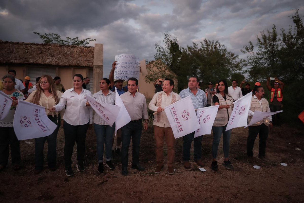 huachodiazmena's tweet photo. En Maxcanú iniciamos la rehabilitación del camino hacia Oxkintok, una obra que por años fue solicitada y que hoy hacemos realidad con el Plan Bienestar para Yucatán. 🛤️ 

Este nuevo acceso impulsará el turismo, fortalecerá la economía local y permitirá que más familias se conecten con esta joya del patrimonio maya.  🙌