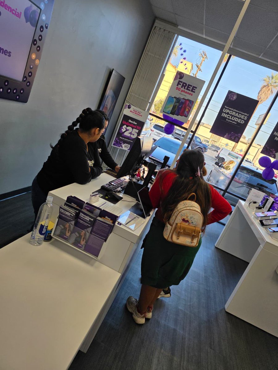 PCGPrepaidBiz's tweet image. Hard at work in SoCal. 👷🏽‍♀️👷🏽‍♀️
Making HSI a top priority! #everycustomer #metrobytmobile