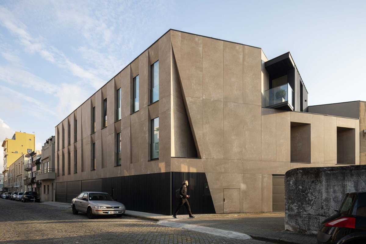 Archello's tweet image. Urbanpolis transforms a 1930s structure into four family homes using careful reuse of masonry walls, a glazed stairwell seam, and light-maximising openings.
archello.com/project/poveir… 

#Urbanpolis #AdaptiveReuse #MaterialDrivenDesign