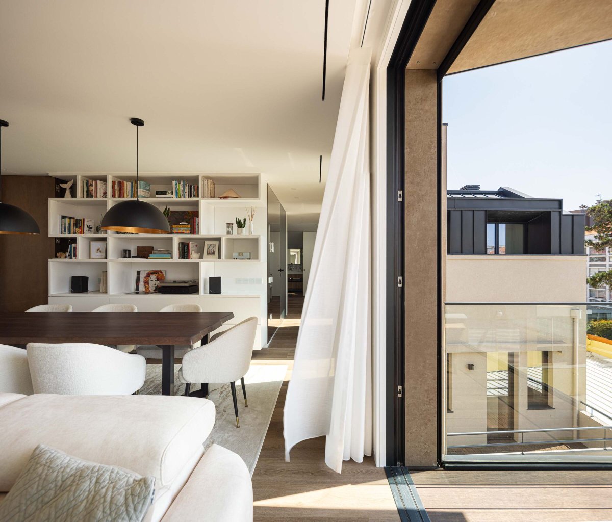 Archello's tweet image. Urbanpolis transforms a 1930s structure into four family homes using careful reuse of masonry walls, a glazed stairwell seam, and light-maximising openings.
archello.com/project/poveir… 

#Urbanpolis #AdaptiveReuse #MaterialDrivenDesign