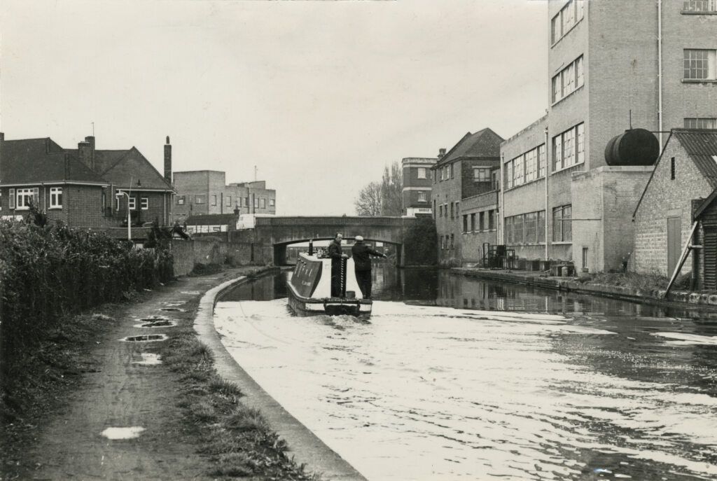 Otter Dock in Yiewsley was a major canal “arm” for #Yiewsley's brickworks, at over 1800 yards long. Brickmaking thrived along the Grand Junction Canal, which opened in 1794, and often whole families worked in the trade.

#ThrowbackThursday