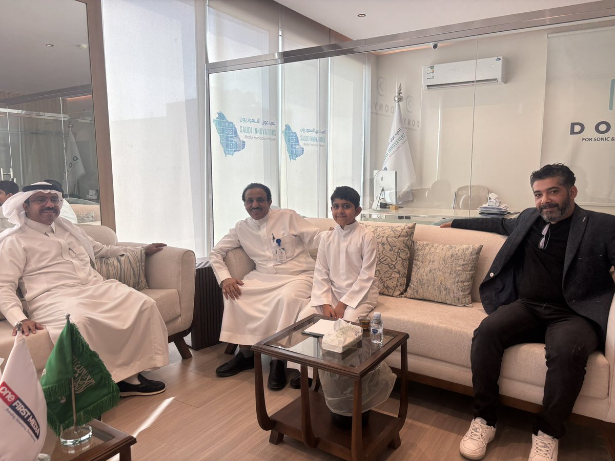 مع الصديق المنتج والممثل القدير الأستاذ عبدالله العامر <a href="/99alaamer/">عبدالله العامر</a> الرئيس التنفيذي لشركة المبدعون السعوديون <a href="/saudinnov/">المبدعون السعوديون SIP</a> والمخرج عمرو جمال، وابني الفنان التشكيلي تركي العرفج، وأنا..