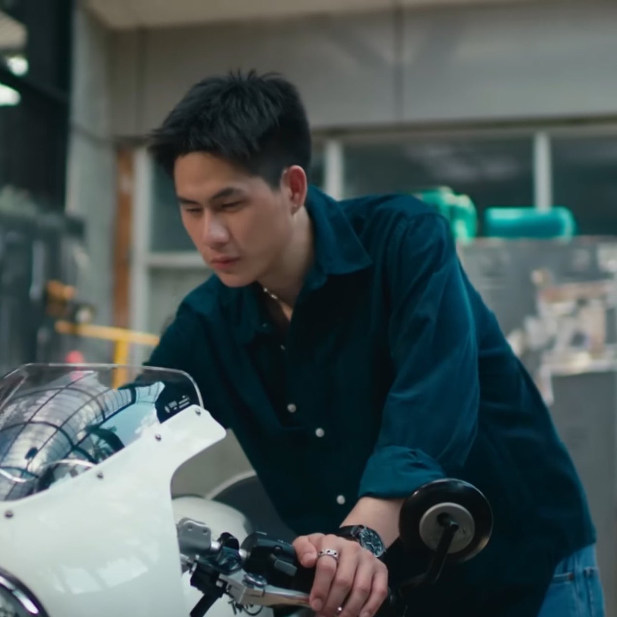 babemmeow's tweet image. พระเอกเรื่องนี้ ได้อาบน้ำอยู่สองตอน คืออีพีแรกกับอีพีสุดท้าย ก่อนมีเมียกับไปตามเมียกลับ นอกนั้นมอม ไม่รุ้ไปคลุกอะไรมา5252555525255