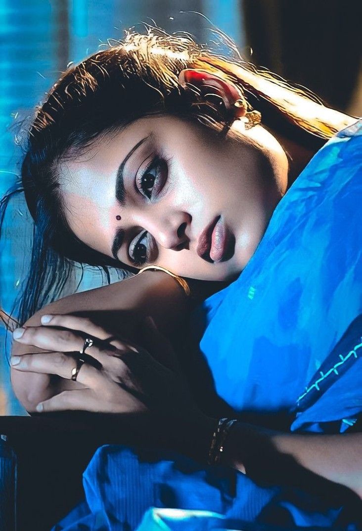 ठगे हुए सपनों की भीड़ में,
हम ही बस मुस्कुराते रह गए…

निराशा ने आँसू माँगे,
तो हौसले ने होंठो पर हँसी सजा दी।

पर सच ये है—
कुछ जख्म शोर नहीं करते,
धीरे-धीरे रूह को राख कर जाते हैं… 💔🔥

#LifeTruth #Emotions #PainToPower