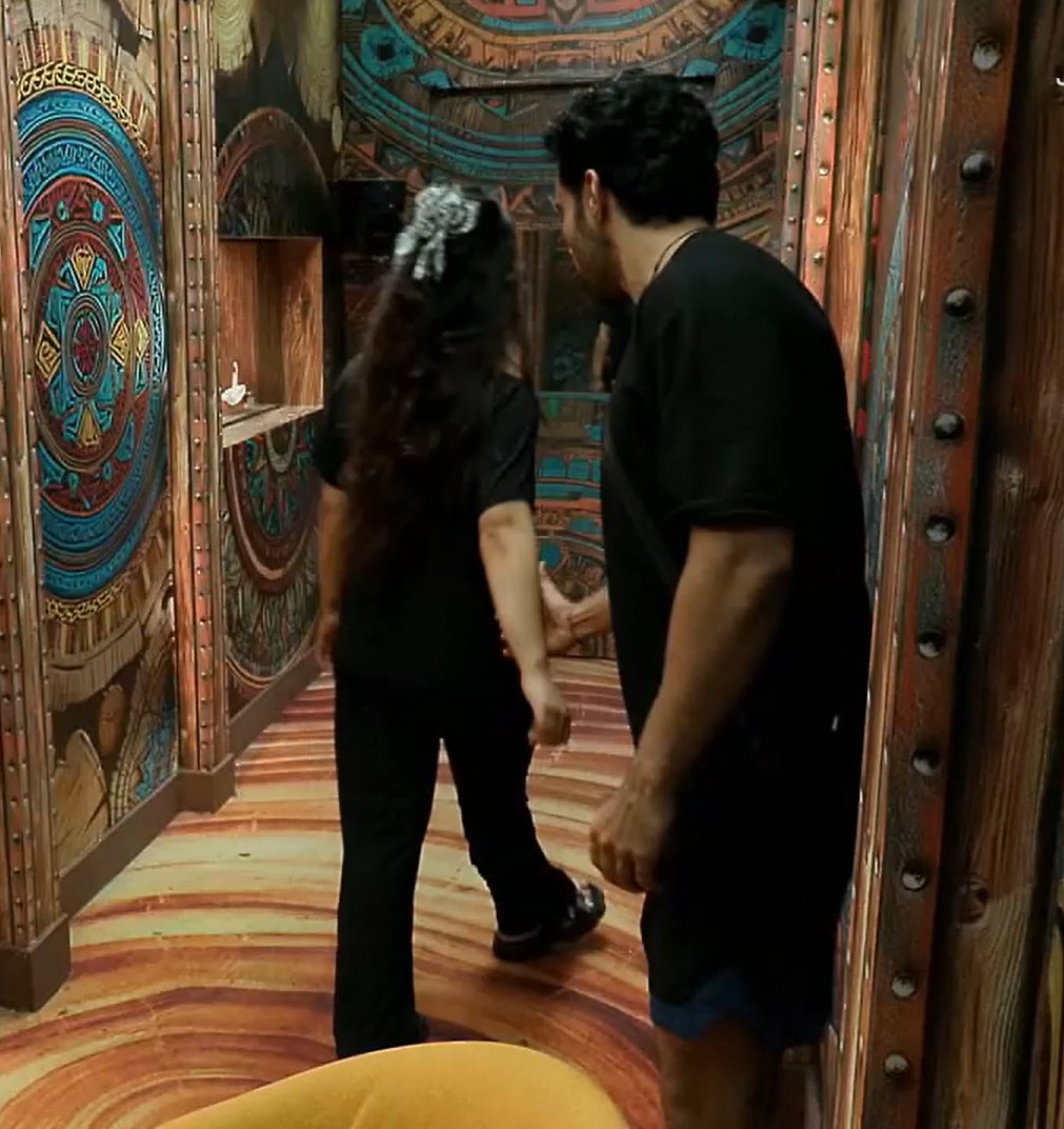 farihhaaasy's tweet image. Ye dekkhe pakka tera G mai aag lage ga😋

#Abhinoor