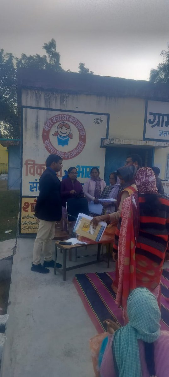 SurajpurDist's tweet image. भारत निर्वाचन आयोग के निर्देशानुसार सूरजपुर में SIR प्रक्रिया को मिशन मोड में पूरा करने कलेक्टर एस. जयवर्धन ने  मतदान केंद्रों का निरीक्षण किया। उन्होंनेजनता से गणना पत्रक जल्द भरने के साथ आवश्यक सहयोग करने अपील की।

#Surajpur #VoterListRevision #MissionMode #CollectorOnField