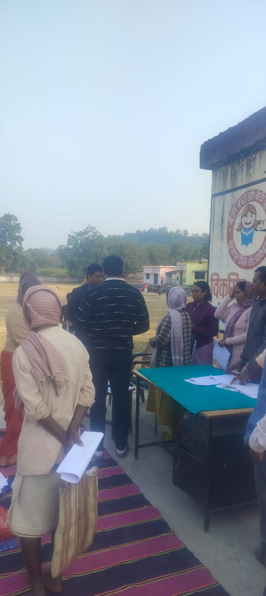 SurajpurDist's tweet image. भारत निर्वाचन आयोग के निर्देशानुसार सूरजपुर में SIR प्रक्रिया को मिशन मोड में पूरा करने कलेक्टर एस. जयवर्धन ने  मतदान केंद्रों का निरीक्षण किया। उन्होंनेजनता से गणना पत्रक जल्द भरने के साथ आवश्यक सहयोग करने अपील की।

#Surajpur #VoterListRevision #MissionMode #CollectorOnField