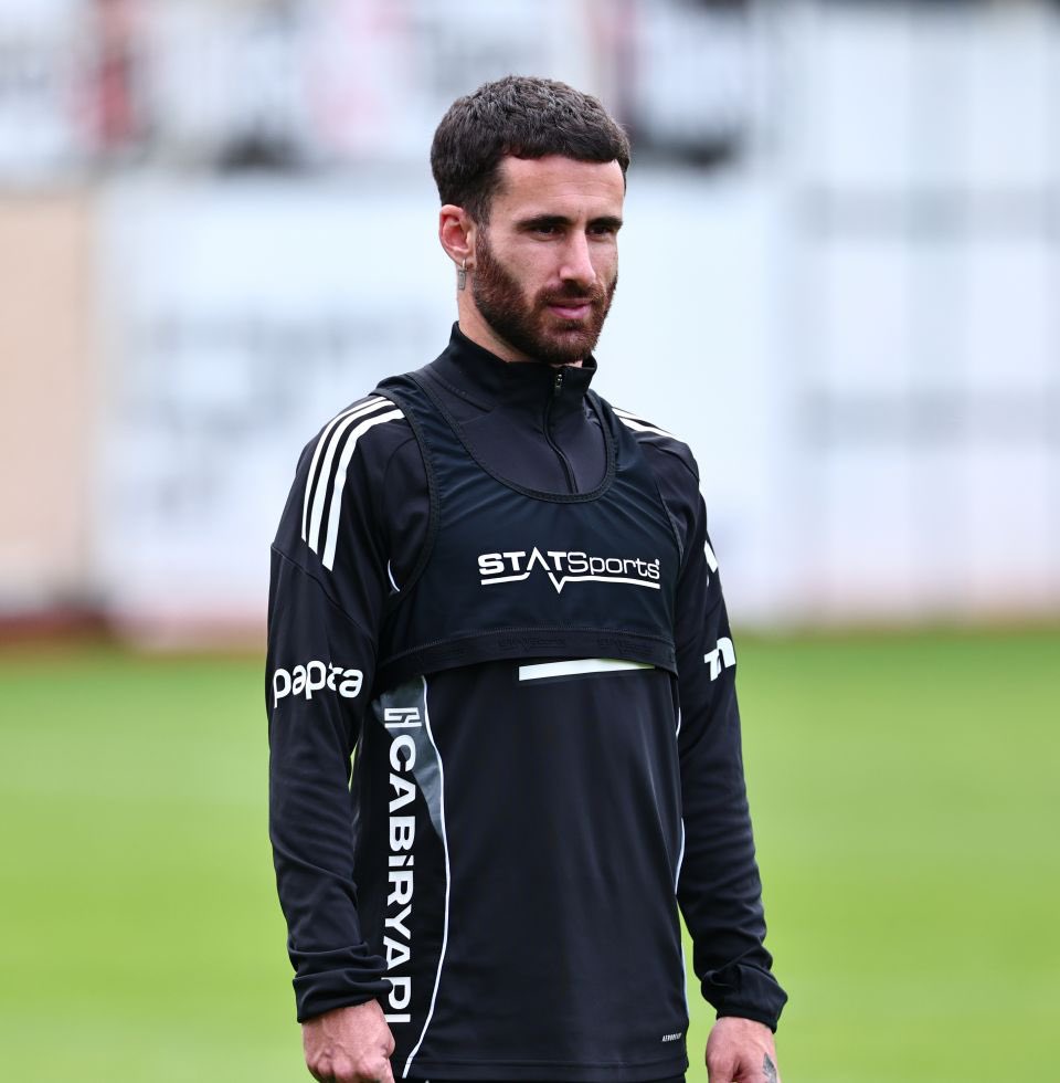 gundembjkcom's tweet image. 💥 Rafa, 2 Kasım&apos;daki F.bahçe maçından bu yana 18 gündür takımla birlikte antrenmanlara çıkmadı.