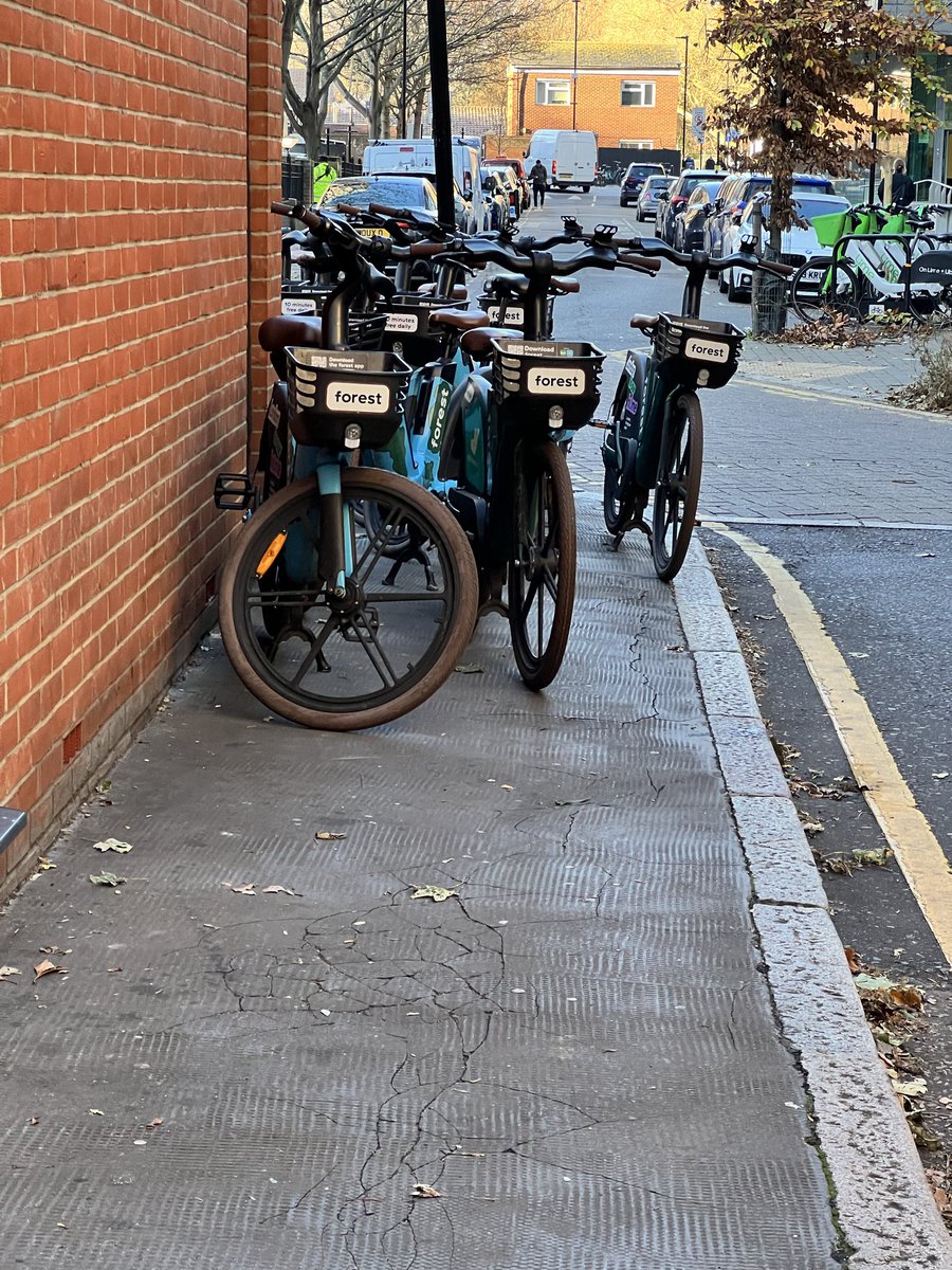 statuettemedia's tweet photo. Blocking the highway right by Moorfields EYE hospital. @forestbike_uk @MayorofLondon @IslingtonBC https://t.co/FWGVYpT0kF