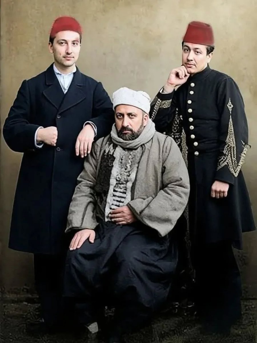 Bu fotoğrafı unutmayın...
1876'da tahttan indirilen ve birkaç gün sonra şehit edilen Sultan Abdülaziz Han, şehit edilmeden kısa süre önce böyle aşağılandı...
Giydirdikleri alelade kıyafetlerle ve ellerini Abdülaziz Han'ın omzuna koyarak, laubali bir şekilde böyle dalga