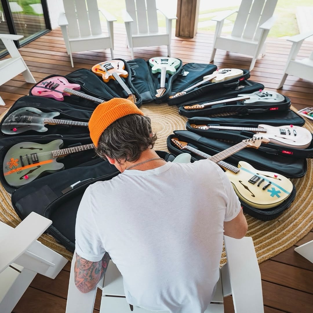 blink182py's tweet image. 10 GUITARRAS “FENDER STARCASTER” ÚNICAS DE TOM DELONGE SE LANZARÁN ESTE 28 DE NOVIEMBRE

Personalizadas a mano por Tom DeLonge y fabricadas por el maestro luthier Brian Thrasher, cada una con incrustaciones de meteoritos lunares, marcianos y bólidos triturados.

To The Stars*…