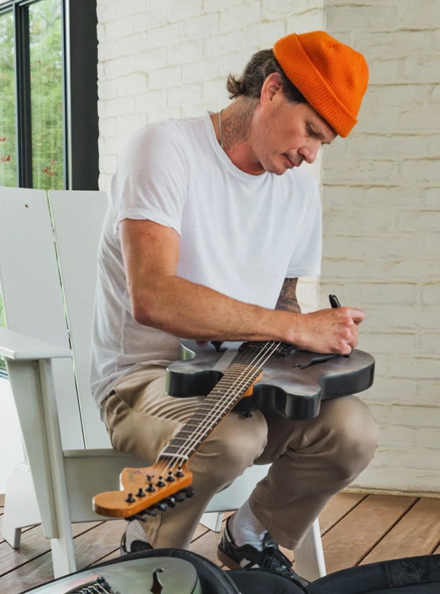 blink182py's tweet image. 10 GUITARRAS “FENDER STARCASTER” ÚNICAS DE TOM DELONGE SE LANZARÁN ESTE 28 DE NOVIEMBRE

Personalizadas a mano por Tom DeLonge y fabricadas por el maestro luthier Brian Thrasher, cada una con incrustaciones de meteoritos lunares, marcianos y bólidos triturados.

To The Stars*…