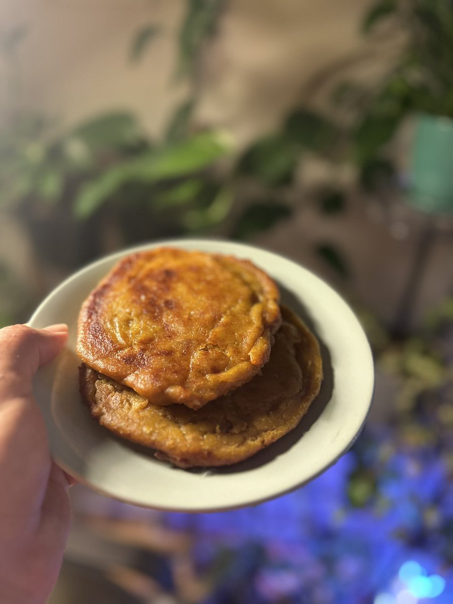 Intotheframes's tweet image. تراپی یعنی همین! 
نصف شب هوس شیرینی گیلانی کنی، دست به کار بشی، و بعدش با یه لیوان شیر میل کنی! 😅
الان یه عده میگن تو روانی هستی دیگه کارت از تراپی گذشته.

کاکا کدو حلوایی گیلانی