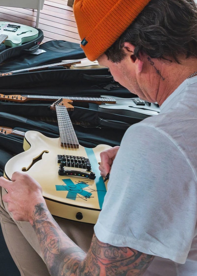 blink182py's tweet image. 10 GUITARRAS “FENDER STARCASTER” ÚNICAS DE TOM DELONGE SE LANZARÁN ESTE 28 DE NOVIEMBRE

Personalizadas a mano por Tom DeLonge y fabricadas por el maestro luthier Brian Thrasher, cada una con incrustaciones de meteoritos lunares, marcianos y bólidos triturados.

To The Stars*…