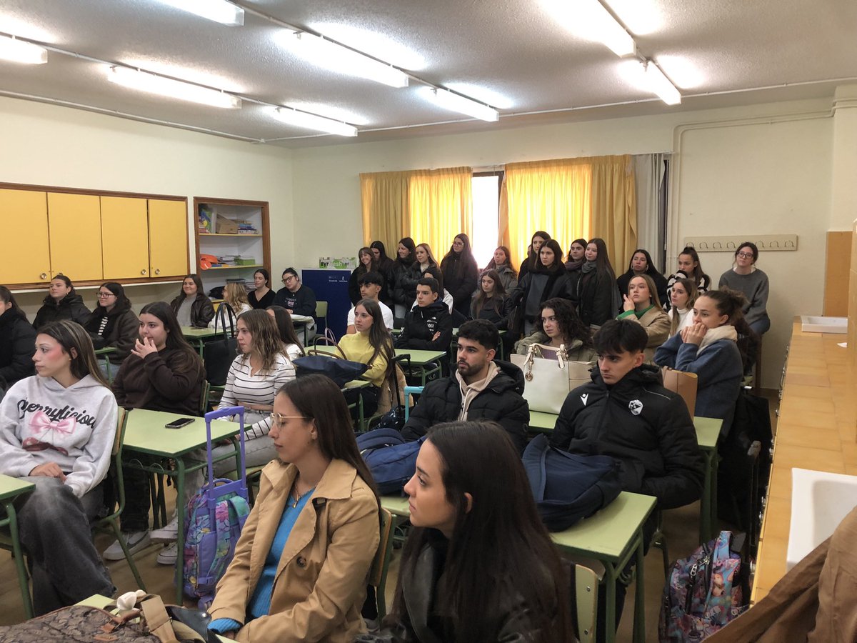 franjavier_gon's tweet photo. Visitamos con 1º del grado de Infantil el CEIP Carlos V . Conocemos el Proyecto Patrullas de recreo: un Proyecto para promover la convivencia https://t.co/KLn2EFeIOp Gracias al Equipo Directivo  y especialmente a la Orientadora Soledad López.@uclm_es @Educacion_Ab https://t.co/iJqNkeLa3e