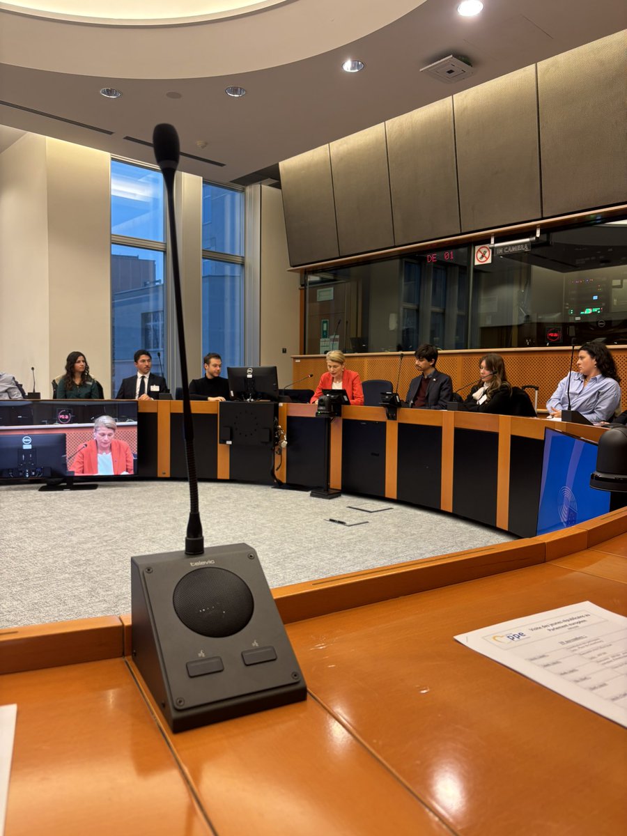À Bruxelles pour porter, former, échanger et partager la voix des <a href="/jeunesreps/">Les Jeunes Républicains</a> autour de <a href="/theo_amsaadi/">Théo Am’Saadi</a> et de la délégation <a href="/lesRepublicains/">les Républicains</a> du Parlement européen. 🇫🇷🇪🇺