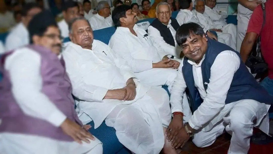 Voiceofpavan's tweet image. क्रान्ति जी! आप जिस फ़ोटो पर टिप्पणी कर रहे हैं,वहाँ बीएसपी विधायक सतीश कुमार यादव अपनी आदर्श नेता आदरणीया बहन जी का अपने अंदाज़ में सम्मान कर रहे हैं और फिर आदरणीया बहन जी भी हाथ जोड़कर उनका आभार व्यक्त कर रही हैं। आपने जो तस्वीर पोस्ट की है,उसे तस्वीर में दोनों तरफ से एक-दूसरे…