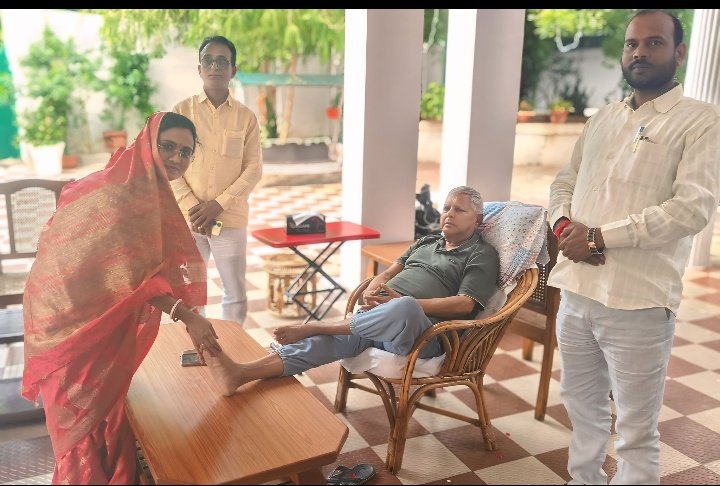 Voiceofpavan's tweet image. क्रान्ति जी! आप जिस फ़ोटो पर टिप्पणी कर रहे हैं,वहाँ बीएसपी विधायक सतीश कुमार यादव अपनी आदर्श नेता आदरणीया बहन जी का अपने अंदाज़ में सम्मान कर रहे हैं और फिर आदरणीया बहन जी भी हाथ जोड़कर उनका आभार व्यक्त कर रही हैं। आपने जो तस्वीर पोस्ट की है,उसे तस्वीर में दोनों तरफ से एक-दूसरे…