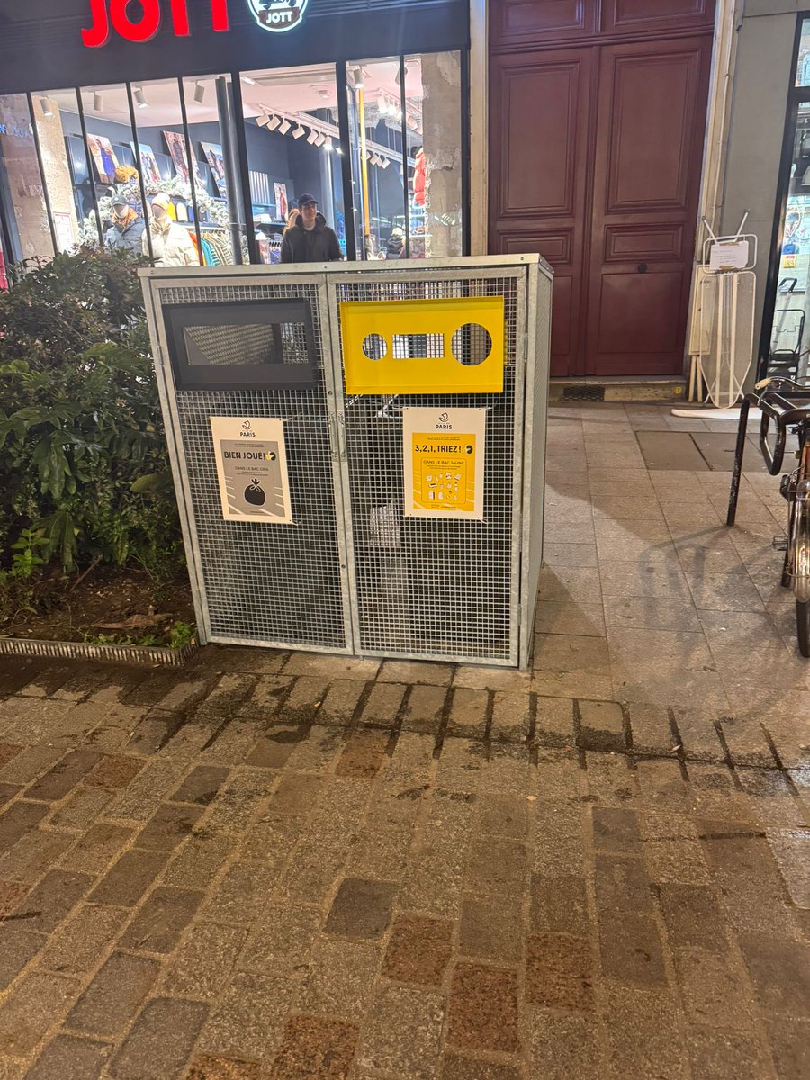 On a tellement de talents designers, mais la Mairie de Paris nous pond ces horreurs 🥴
Oú ça? Dans le Marais, une vitrine de Paris.