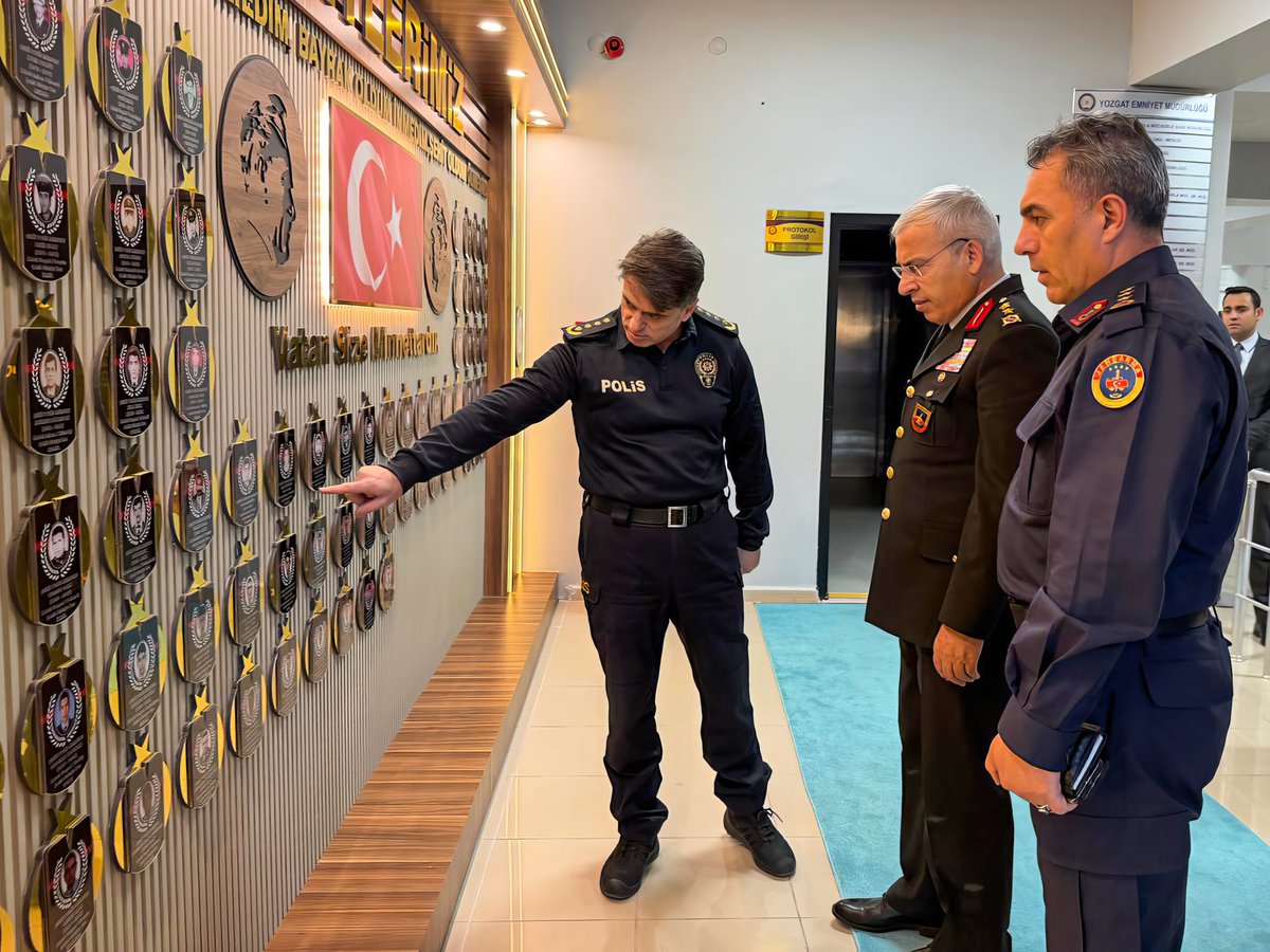 Jandarma Genel Komutanlığı Denetleme ve Değerlendirme Başkanı Jandarma Tümgeneral Sayın Şakir USLU ve  İl Jandarma Komutanı Jandarma Albay Sayın Cezmi YALINKILIÇ, 

İl Emniyet Müdürümüz Sayın Necmettin KOÇ'a ziyarette bulundular.

Nazik ziyaretlerinden dolayı kendilerine