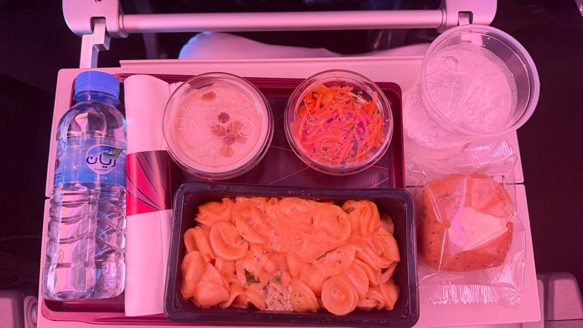 JBT_86's tweet image. حد ملاحظ غيري ان المنيو فالقطرية على السياحية تغير وصار أحلى وأرقى !؟ 
قبل فالرحلات القصيرة سندويشتين نعرفهم دجاج وخضرة واذا غيروا حمص ومحمرة وخبزتين 
اللحين تغير منيو الأكل وصار أفضل بوايد ولا من متى نشوف باستا فالسياحية 
اللحين باستا فالسياحية ، البزنس شلون عيل