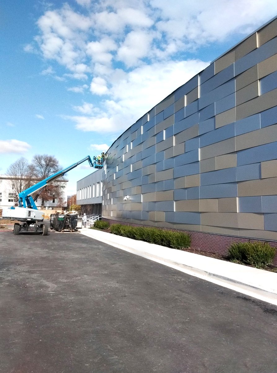 CEIMaterials's tweet image. 🎯 Project Spotlight: Chesapeake Welcome Center | CLADLOK™ Signature Tapered Series + #ACM #R4000. Architect: Murphy &amp;amp; Dittenhafer Architects GC: Oak Contracting, LLC Installer: Alliance Exterior Construction
A standout public project that exemplifies how modular tapered design…