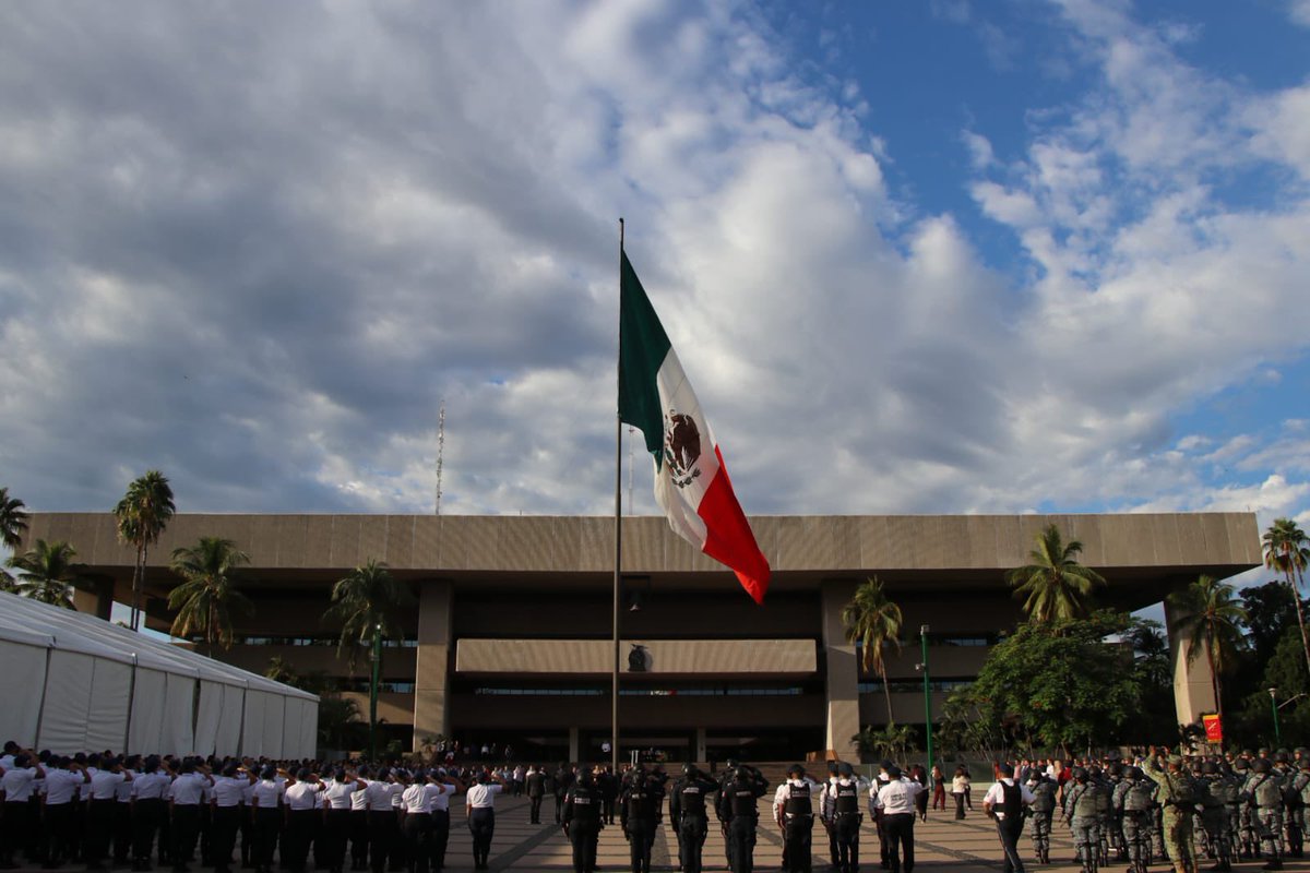#NoticiasCOBAES | El director de COBAES, <a href="/SanInzunza/">Santiago Inzunza Cazares</a>, asistió al acto cívico por el 115 Aniversario de la Revolución Mexicana, encabezado por el titular de <a href="/SebidesOficial/">Secretaría del Bienestar y Desarrollo Sustentable</a> Omar <a href="/lopezcampos_/">Omar López Campos</a>. En la Plaza Cívica se montó Guardia de Honor y se recordó el legado de Madero y Carranza