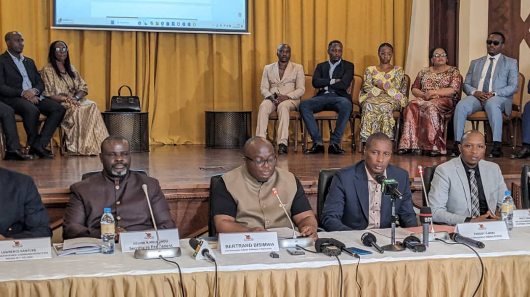 #RDC 🇨🇩 Certaines personnes vivent vraiment dans une bulle de délires 🤦🏾‍♂️.
Aujourd’hui à Goma, le M23 a tenu une soi-disant conférence de presse pour “expliquer” l’Accord de #Doha le même accord qui s’est transformé en corde autour de leur cou, à eux et au Rwanda.

Selon eux : «