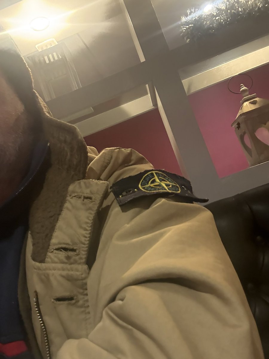 griffwebber's tweet photo. In proper bandit country here lads ,so I’ve laid a marker down early with my jacket 👊 😉 @philbin85 👀🤣
Belter pint of Mahou £4.80 each 🍻🍻👌🏻#sl72 on foot /// #cheers https://t.co/dHW4YiCLwA