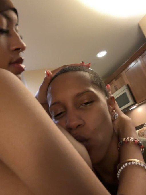 Holayinkarr's tweet image. What could God be on when he thought of creating breâst? Best thing ever created fr😩🥰