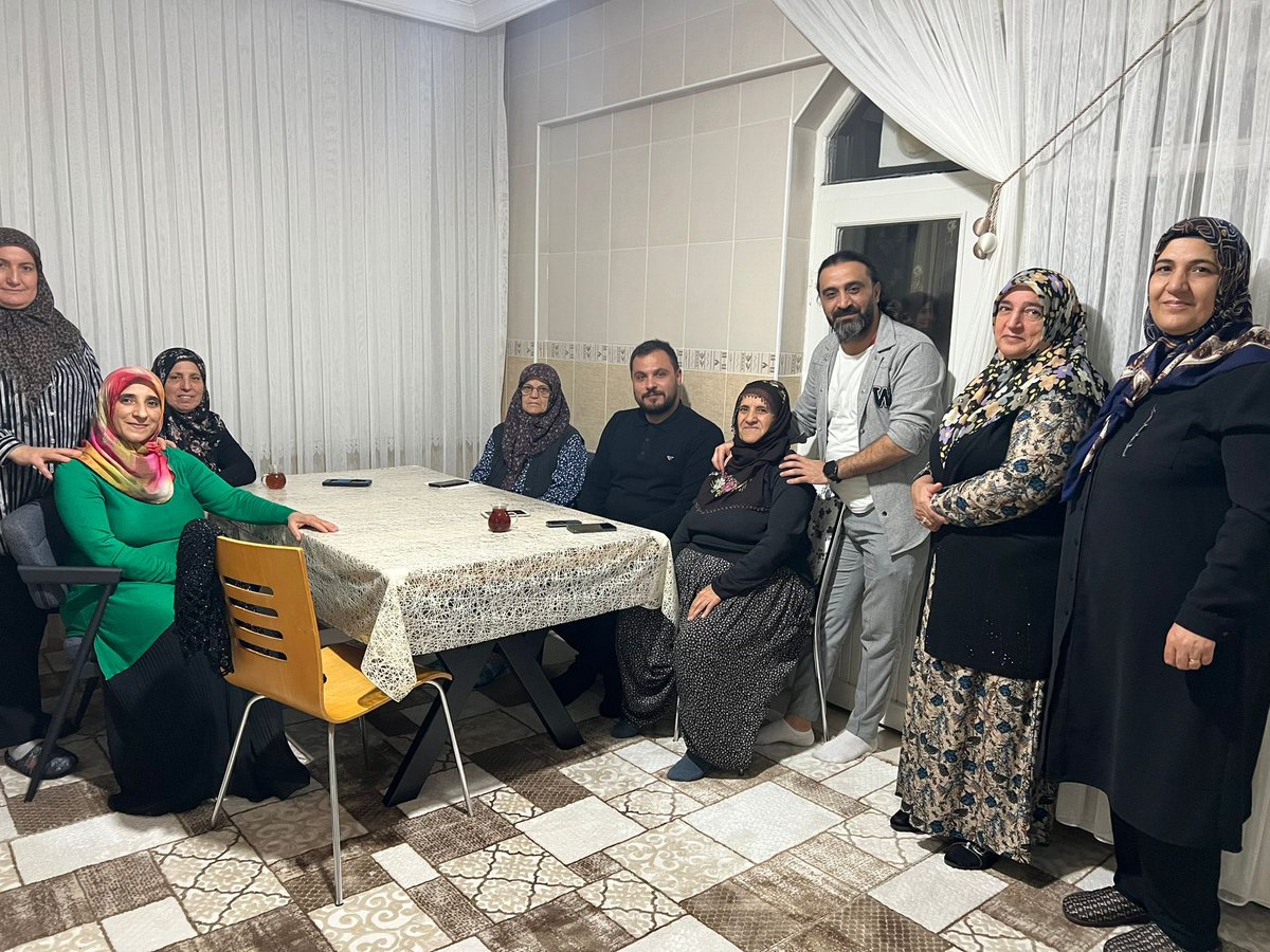 “Hayırlı Günler Komşum, Derdin Derdimizdir…”

Bu akşam gönlü güzel ablalarımızla bir araya geldik. Samimiyetleri, duaları ve içten sohbetleri bize güç verdi.

Bizim derdimiz de sevincimiz de bir; kapımız da gönlümüz de her zaman komşularımıza açıktır.

Allah birliğimizi,