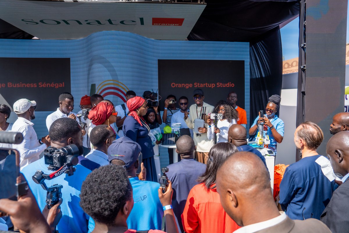 GroupeSonatel's tweet photo. Aujourd’hui, nous sommes fiers de participer au lancement officiel de la #StartupAct, une initiative nationale qui concrétise les ambitions de la Vision Sénégal 2050.
Nous croyons que les startups sont des catalyseurs essentiels de la croissance et de l’innovation. C’est pourquoi, depuis 2021, nous avons investi près de 2 milliards FCFA, à travers nos dispositifs (@orangestartupst, @ODCSenegal, #POESAM, #OrangeFab, etc.), pour offrir aux jeunes entrepreneurs un cadre favorable à l’innovation, à la collaboration et à la montée en compétences.
La visite de M. @SALLAlioune20, Ministre de la Communication, des Télécommunications et du Numérique sur notre stand, et ses échanges avec nos équipes et nos startups, illustrent pleinement cette dynamique et renforcent notre engagement à soutenir l’écosystème.
#StartupAct #NewDealTechnologique
#Sonatel40ans
