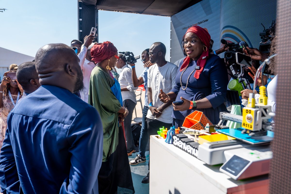 GroupeSonatel's tweet photo. Aujourd’hui, nous sommes fiers de participer au lancement officiel de la #StartupAct, une initiative nationale qui concrétise les ambitions de la Vision Sénégal 2050.
Nous croyons que les startups sont des catalyseurs essentiels de la croissance et de l’innovation. C’est pourquoi, depuis 2021, nous avons investi près de 2 milliards FCFA, à travers nos dispositifs (@orangestartupst, @ODCSenegal, #POESAM, #OrangeFab, etc.), pour offrir aux jeunes entrepreneurs un cadre favorable à l’innovation, à la collaboration et à la montée en compétences.
La visite de M. @SALLAlioune20, Ministre de la Communication, des Télécommunications et du Numérique sur notre stand, et ses échanges avec nos équipes et nos startups, illustrent pleinement cette dynamique et renforcent notre engagement à soutenir l’écosystème.
#StartupAct #NewDealTechnologique
#Sonatel40ans