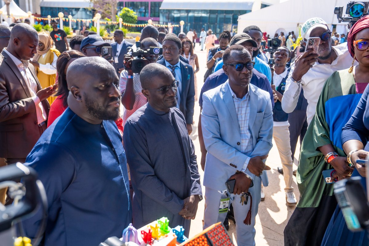 GroupeSonatel's tweet photo. Aujourd’hui, nous sommes fiers de participer au lancement officiel de la #StartupAct, une initiative nationale qui concrétise les ambitions de la Vision Sénégal 2050.
Nous croyons que les startups sont des catalyseurs essentiels de la croissance et de l’innovation. C’est pourquoi, depuis 2021, nous avons investi près de 2 milliards FCFA, à travers nos dispositifs (@orangestartupst, @ODCSenegal, #POESAM, #OrangeFab, etc.), pour offrir aux jeunes entrepreneurs un cadre favorable à l’innovation, à la collaboration et à la montée en compétences.
La visite de M. @SALLAlioune20, Ministre de la Communication, des Télécommunications et du Numérique sur notre stand, et ses échanges avec nos équipes et nos startups, illustrent pleinement cette dynamique et renforcent notre engagement à soutenir l’écosystème.
#StartupAct #NewDealTechnologique
#Sonatel40ans