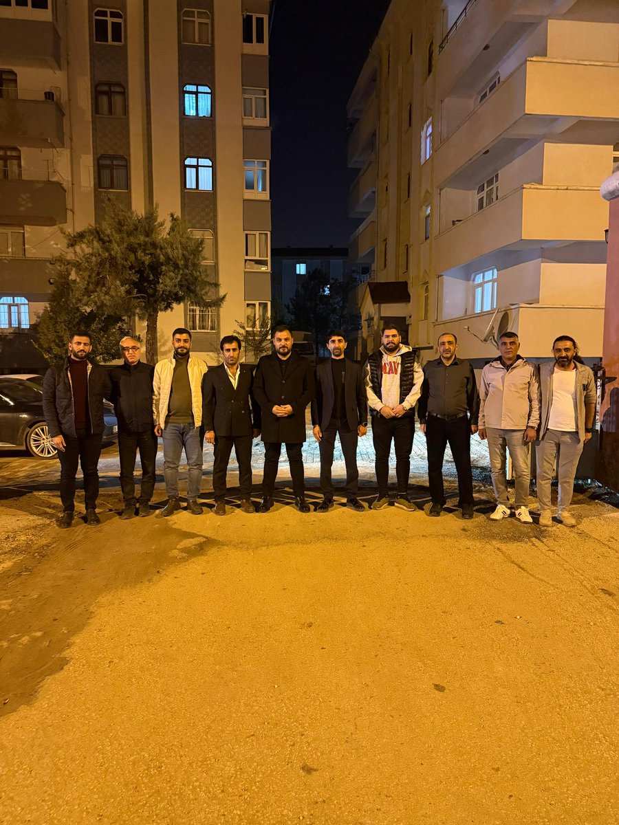 Genç kardeşlerimle bir araya gelmek, günün en güzel anıydı..
Gecenin bereketi, genç yüreklerin sıcaklığıyla anlam buldu.. 

Sokakta, kapı önünde, gönülden bir muhabbetle buluştuk.
Dertlerini, beklentilerini, hayallerini dinledik.
İnanıyorum ki bu şehrin yarını, bugün omuz omuza