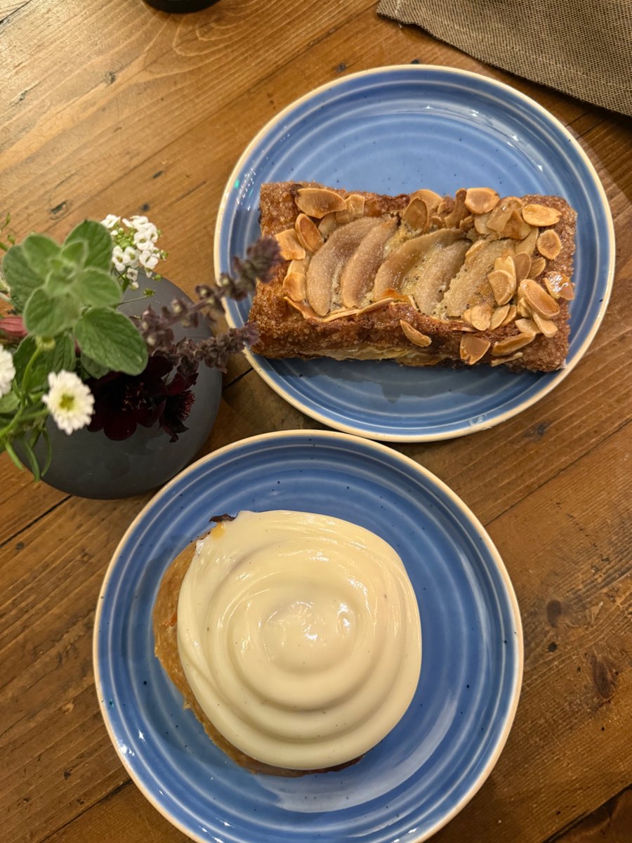 CurlyWurdy's tweet photo. I woke up STARVING and I have a theory. If you eat a lot for dinner, you wake up even hungrier. Anyway, I got a carrot cake cinnamon roll and apple thingy. He forgot to charge me for the desserts 🫣 #lucker https://t.co/bS7NOM05x7