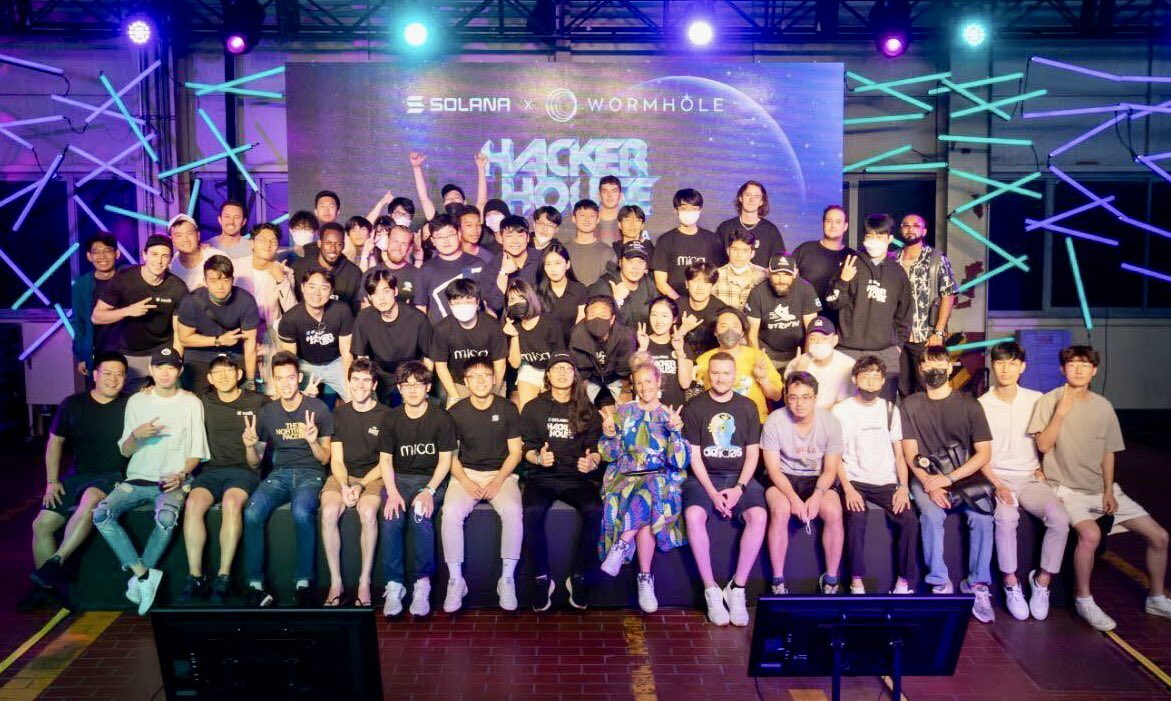 Group photo of participants at Solana x Wormhole Hacker House