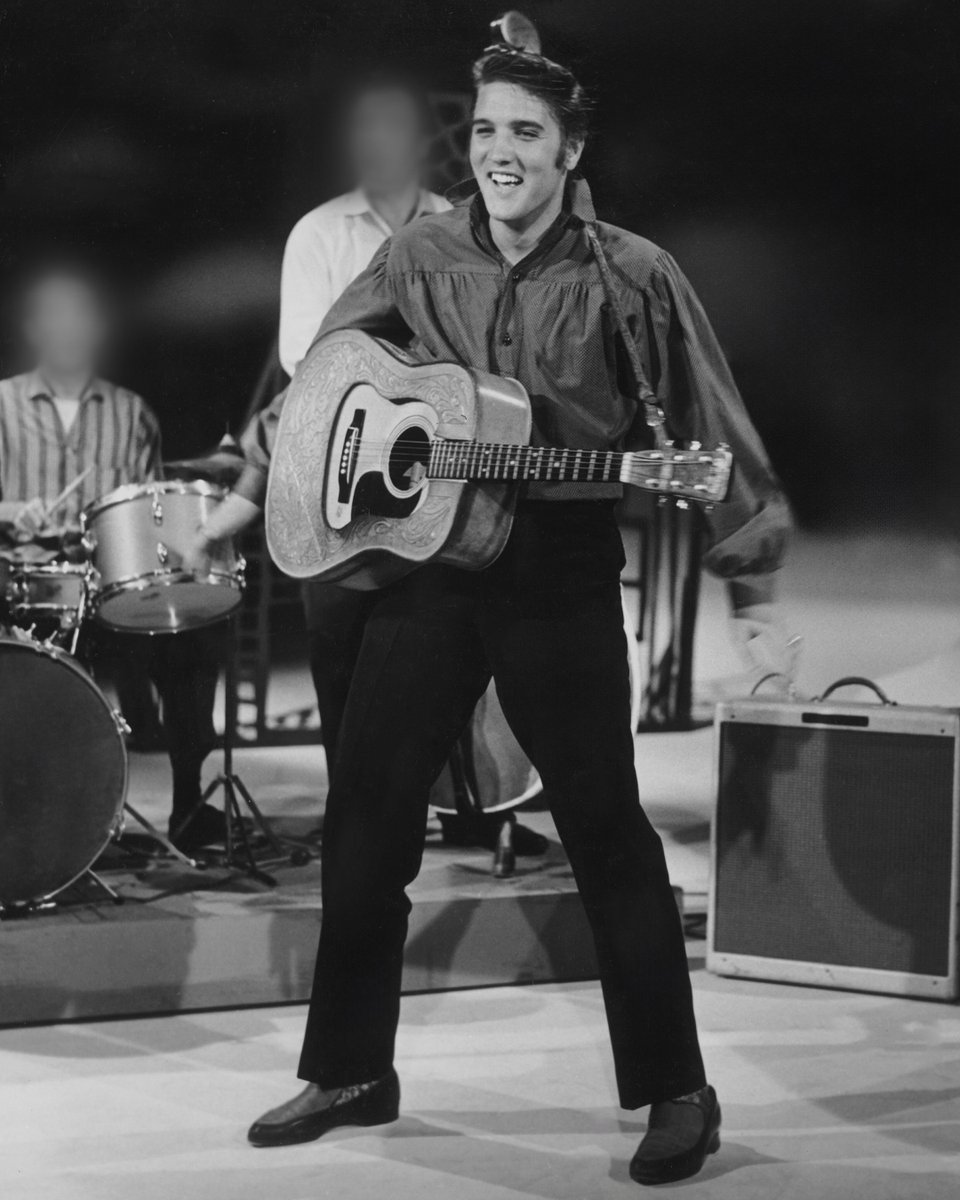 ElvisPresley's tweet image. Elvis signed his first contract with RCA records 70 years ago today!

#ElvisPresley #Icon #Star #Singer #Legend