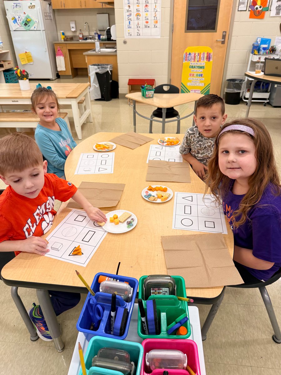 CESAviators's tweet image. The 5K Crew used special snacks to enhance our understanding of shapes in our world! That&apos;s high-flying hands-on learning! ✈🧡💙