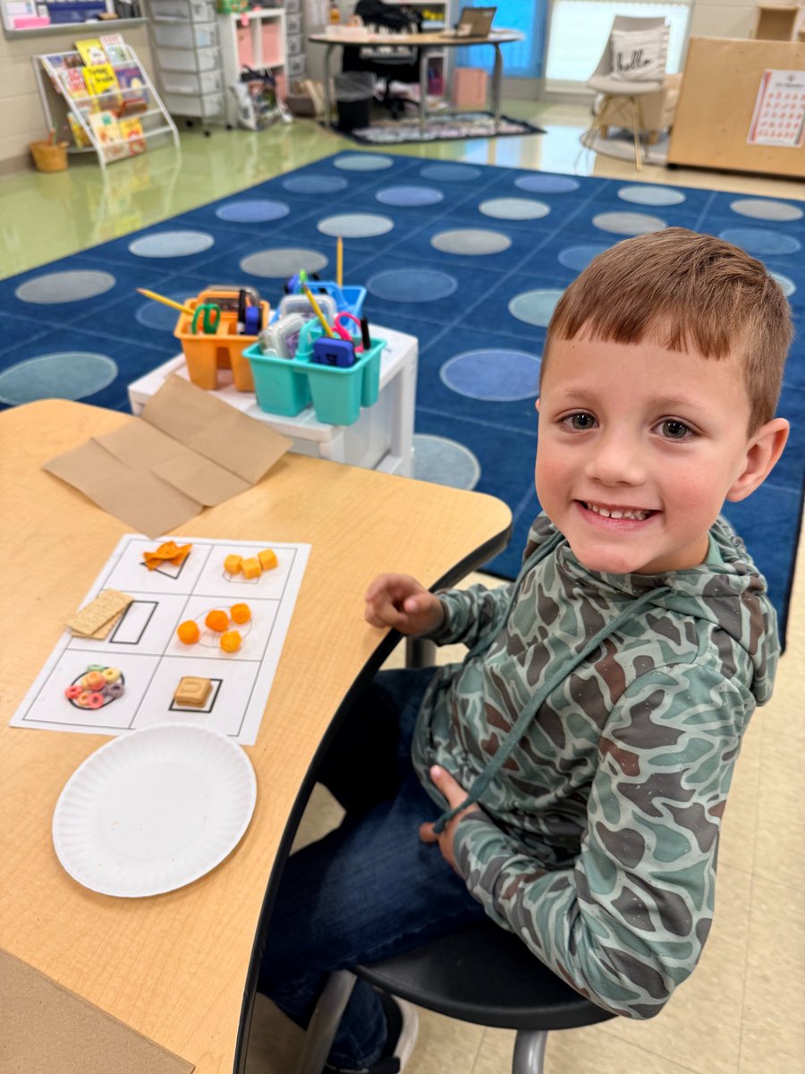 CESAviators's tweet image. The 5K Crew used special snacks to enhance our understanding of shapes in our world! That&apos;s high-flying hands-on learning! ✈🧡💙
